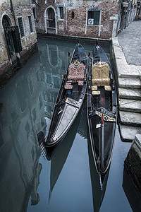 在意大利威尼斯的一条光辉运河里流行浪漫的VennetianGo图片