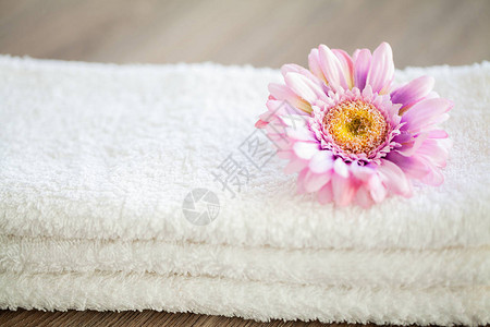 温泉白色棉毛巾用于水疗浴室毛巾概念酒店和按摩院的照片纯净和柔软图片