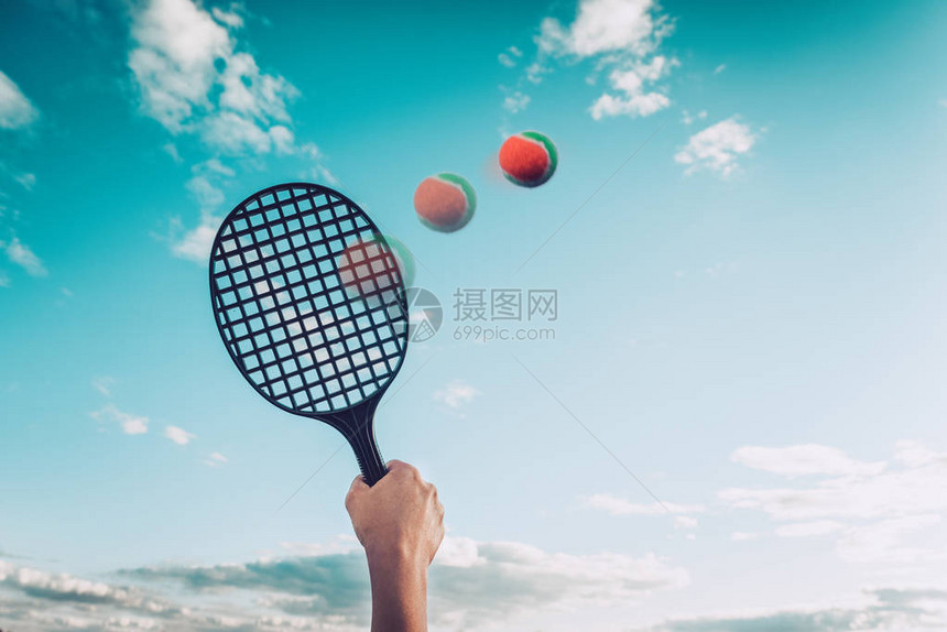 羽毛球或沙滩网球夏季比赛反对天空暑假和期的概念极简主图片