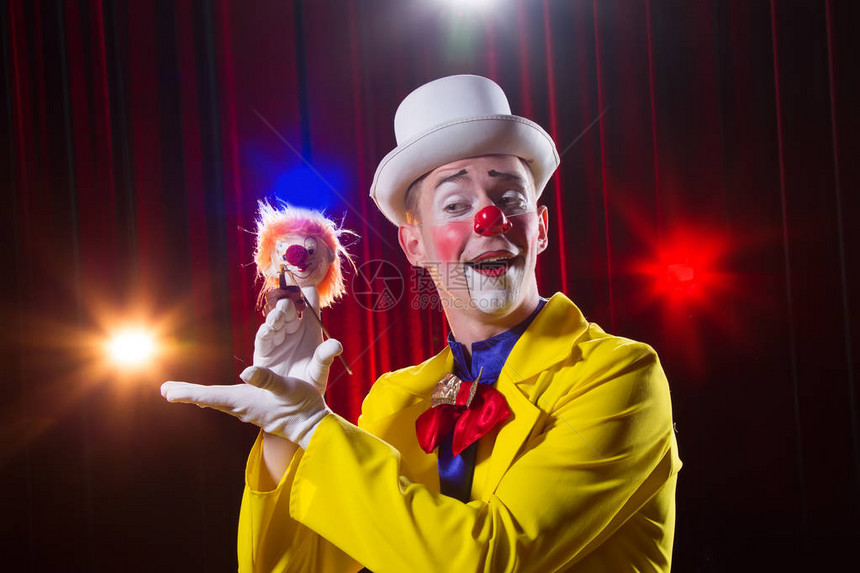 马戏团小丑表演号码一个穿着小丑装的男图片