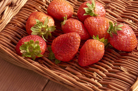 甘蔗篮中草莓长期接图片