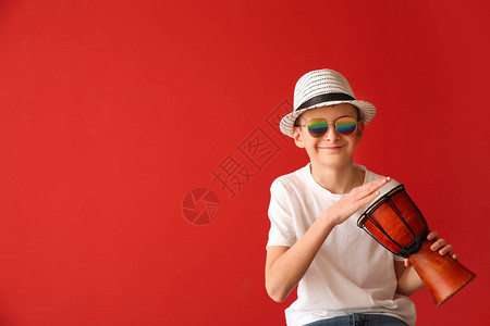 十几岁的男孩在彩色背景下打鼓图片