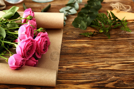 木桌上美丽的玫瑰图片