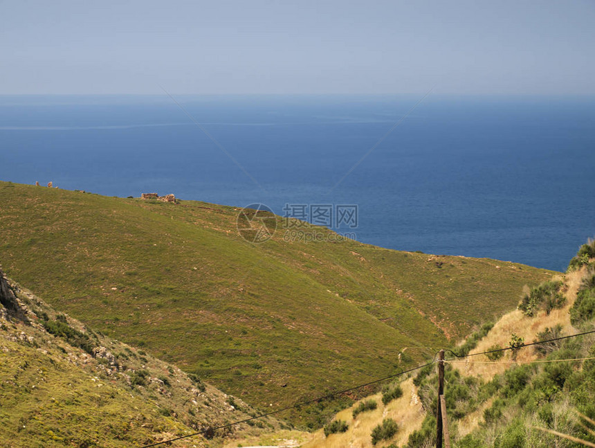 阳光的夏日风景与陆地海洋和天空的颜色图片