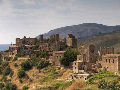 希腊伯罗奔尼撒半岛马尼海面悬崖上的中世纪城堡村图片