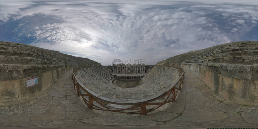360度全景照片从中央楼梯观察古罗马圆形剧场图片
