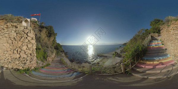 360度全景照片从酒店区域通往岩石海岸的彩色楼梯水边场景图片