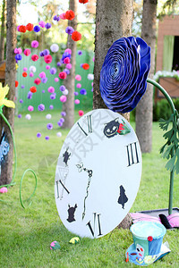 时钟作为夏令营儿童游乐场的装饰图片