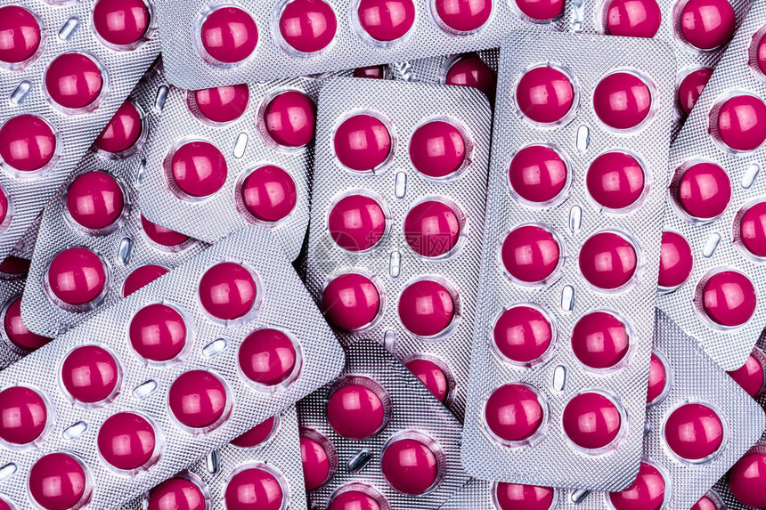 泡罩包装中的一堆圆形粉红色药片医药行业药房产品处方类药物止痛药布洛芬用于治疗高烧偏图片