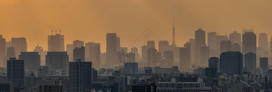 东京塔场景的横幅和网页或模板位于日落时分的各种建筑景观中图片
