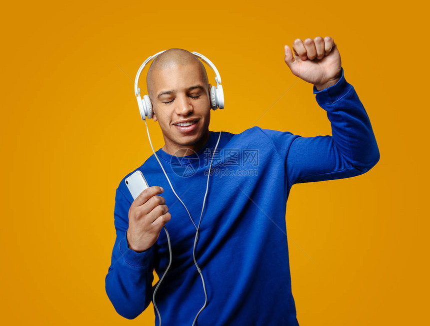 英俊的非裔美国人男子在听音乐时图片