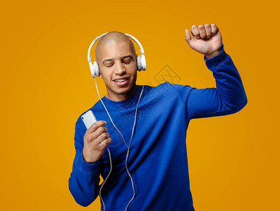 英俊的非裔美国人男子在听音乐时图片