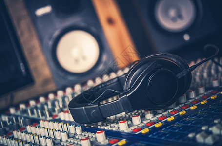 声音掌握工作录音棚中的音频设备专业耳机和音频混音图片