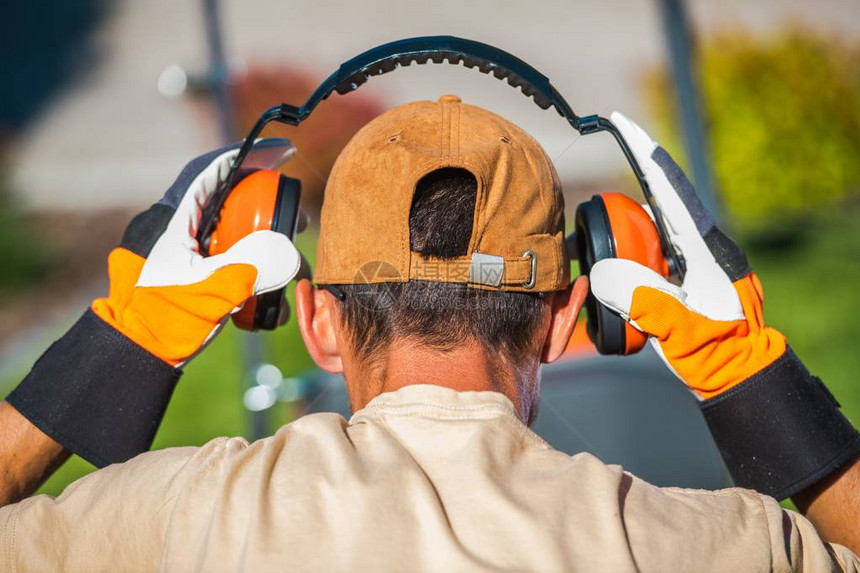 工人穿减少噪音的耳膜图片