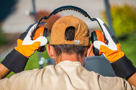 工人穿减少噪音的耳膜背景图片