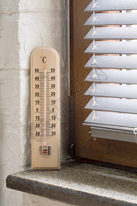 木制温度计其模拟比例尺测量窗边温度的图片