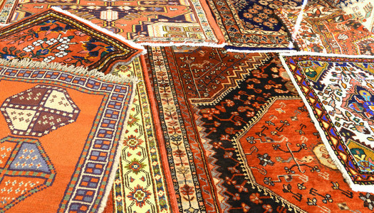 许多在市场上销售的稀有地毯的背景图片