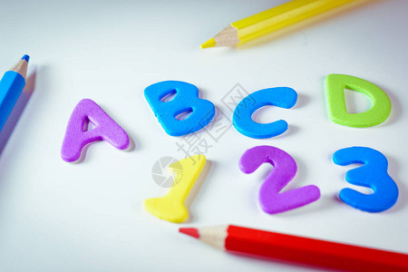 学生课桌上的字母和数字适合返回学校活动第一天的班级办公室或假期结束或儿童概念请访问KidsFre背景图片