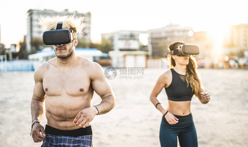 年轻夫妇带着虚拟现实护目镜在海滩上跑步运动和技术概念与朋友在夏季时慢跑和锻炼徒步模拟对图片