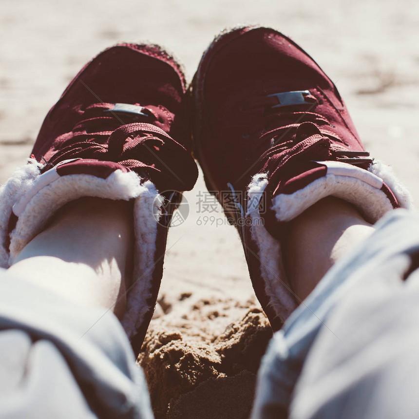 穿着运动鞋和牛仔裤的年轻女子的脚在沙滩上远足后放松方形POV励志名言博客文章您的文字的冒险概念背图片