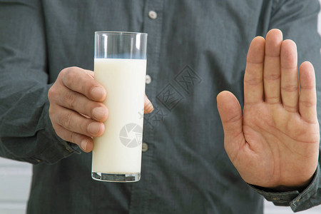 带有停车标志或禁止乳糖不耐症的牛奶杯图片