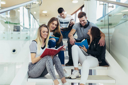 大学生活学生在图书馆学习年轻人花时间在一起坐在图书馆的楼梯图片