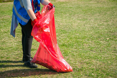 女志愿者穿着在公园捡垃圾和塑料垃圾图片