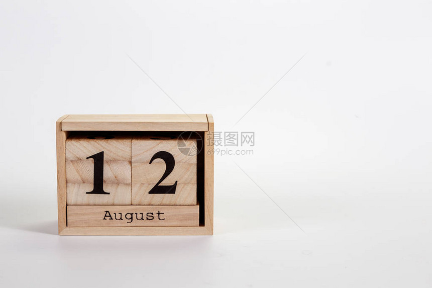 8月12日的Wooden日历图片