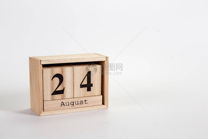 8月24日的Wooden日历白色背景图片