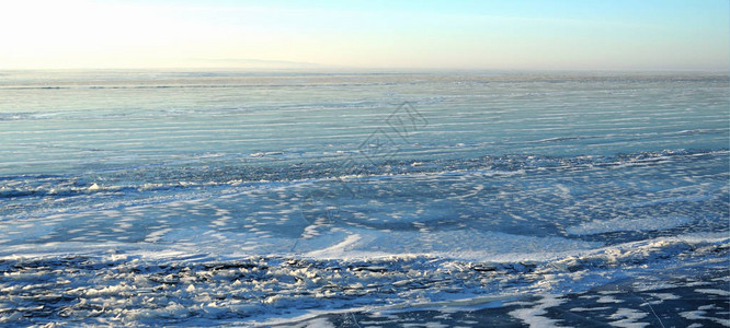 白加尔湖的透明冰层使太阳射线重新对开图片