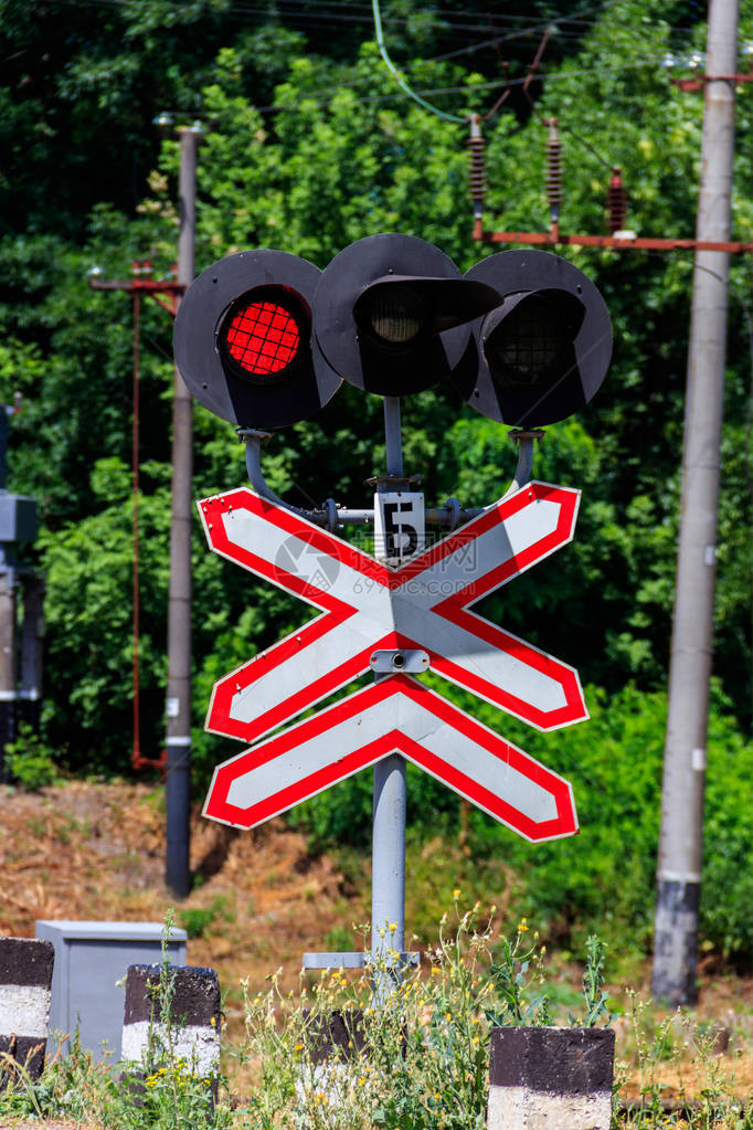 带有信号灯闪烁红灯的铁路道口标志图片