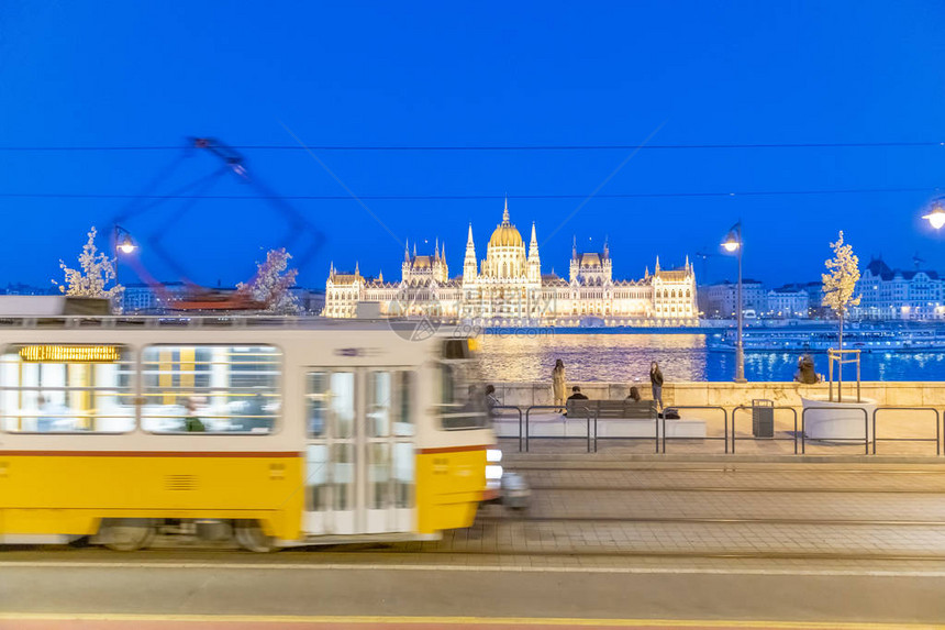 夜里在匈牙利议会前在布达佩斯的黄色图片