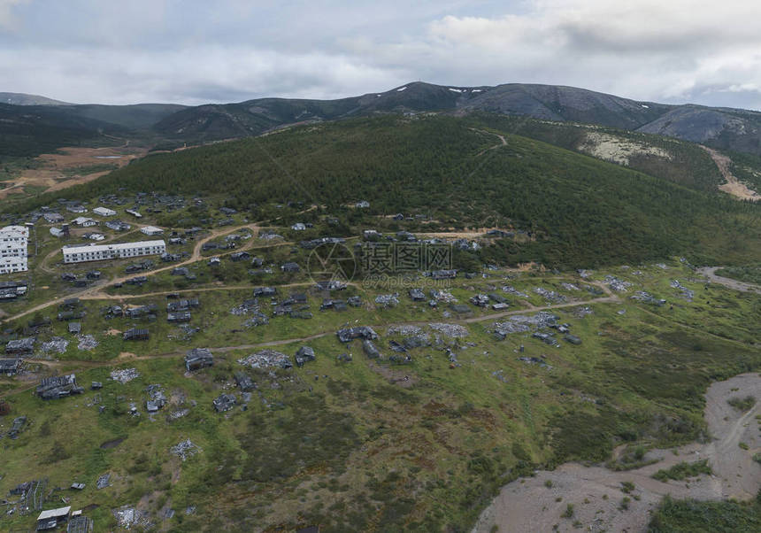 被群山环绕的废弃村庄Vesenniy俄罗斯楚科奇夏天图片