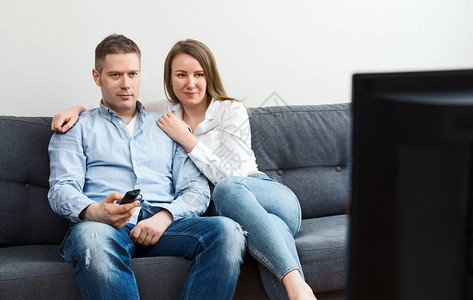 男人和女人在家看电视图片