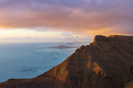 MiradadordelRio和Chinijo群岛的悬崖景观图片
