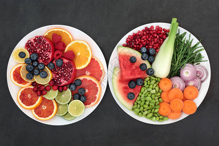 厚底盘上的健康新鲜水果和蔬菜图片