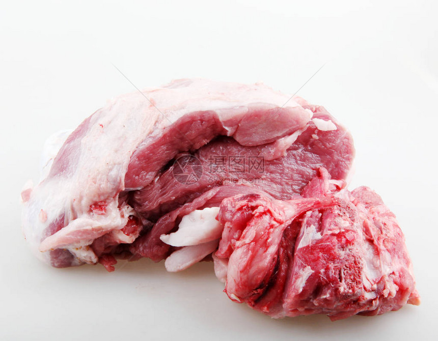 白色背景下的新鲜肉图片