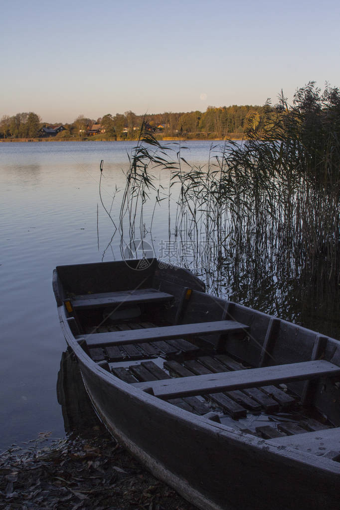 早上在特拉凯市湖边的木船立陶图片