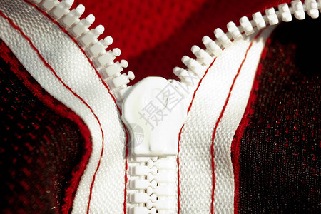 红色运动服特写顶视图错误一侧的白色拉链线透气针织品背景图片