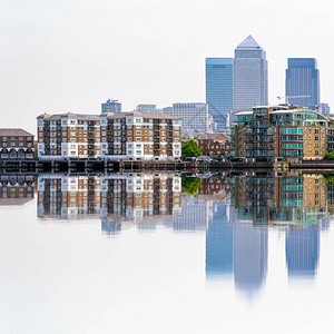 伦敦主要金融区加那利码头CanaryWharf的天梯和他们在泰背景图片