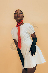 穿着白色连衣裙红围巾和黑色手套的感非洲裔美国女背景图片