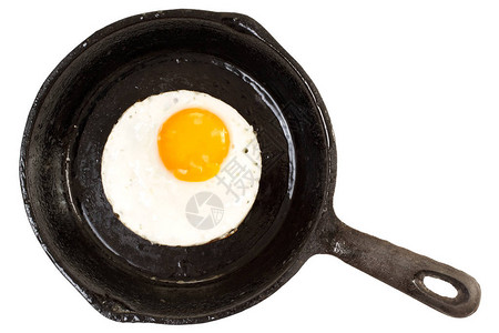 铁锅上的炸鸡蛋顶视景孤立图片