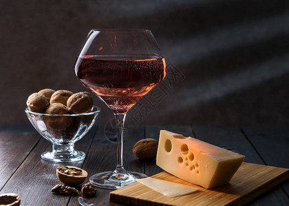 一杯玫瑰红酒Maasdam奶酪和深图片