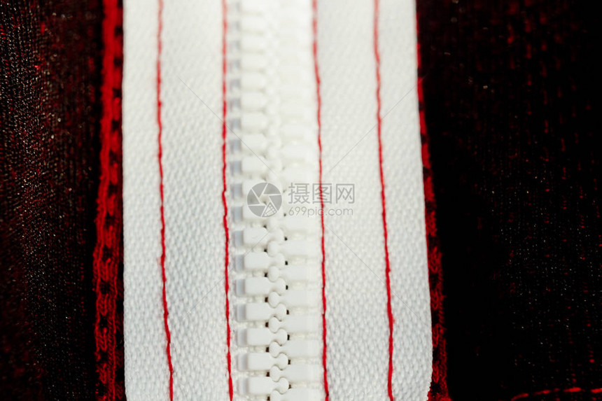 红色运动服特写顶视图错误一侧的白色拉链线透气针织品图片