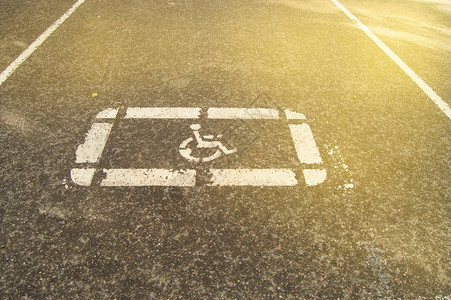 残疾人泊车标志画在一片空白停车场的沥青图片