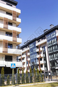 现代公寓楼在阳光明媚的高清图片