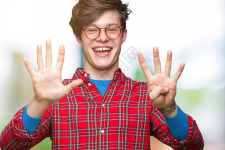 英俊的年轻男子戴着眼镜与孤立的背景展示并用手指举起第九指图片