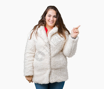 美丽的大码年轻女子穿着冬季羊皮大衣图片
