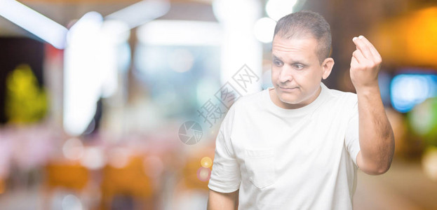 身穿白色T恤衫的中年阿拉伯男子在孤立的背景上穿着白色T恤衫图片
