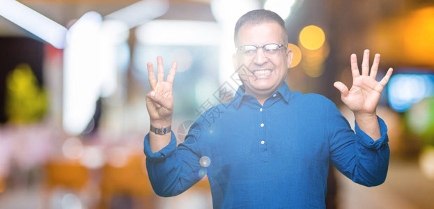 中年阿拉伯男子戴着眼镜背景图片